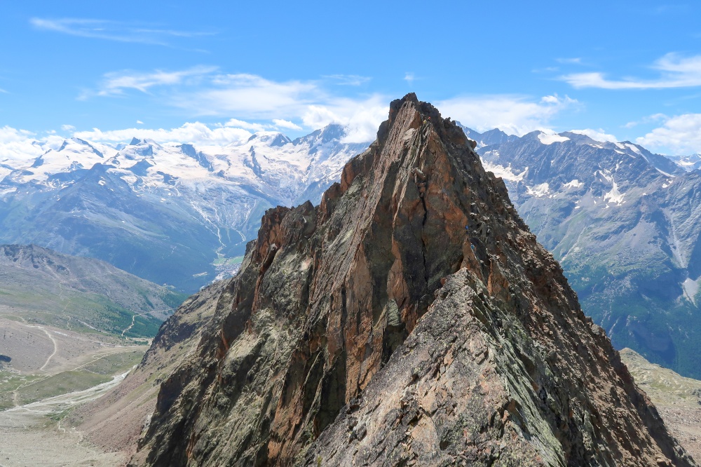 la suite de l'arête et le premier gendarme