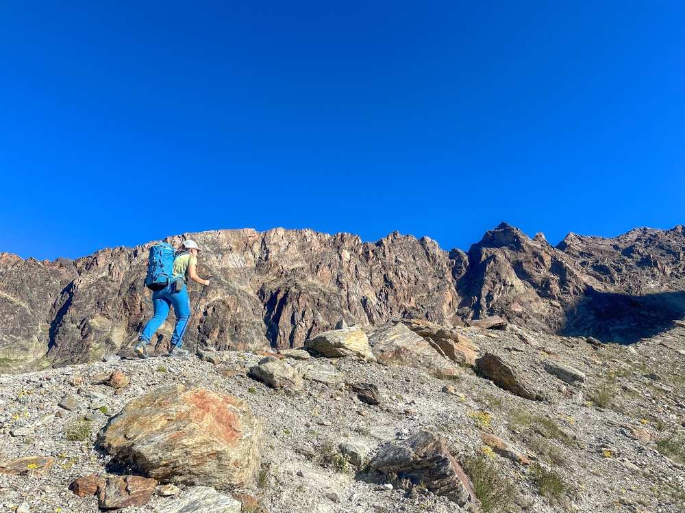 sur la moraine, à l'approche, ave le Jegigrat en arrière plan